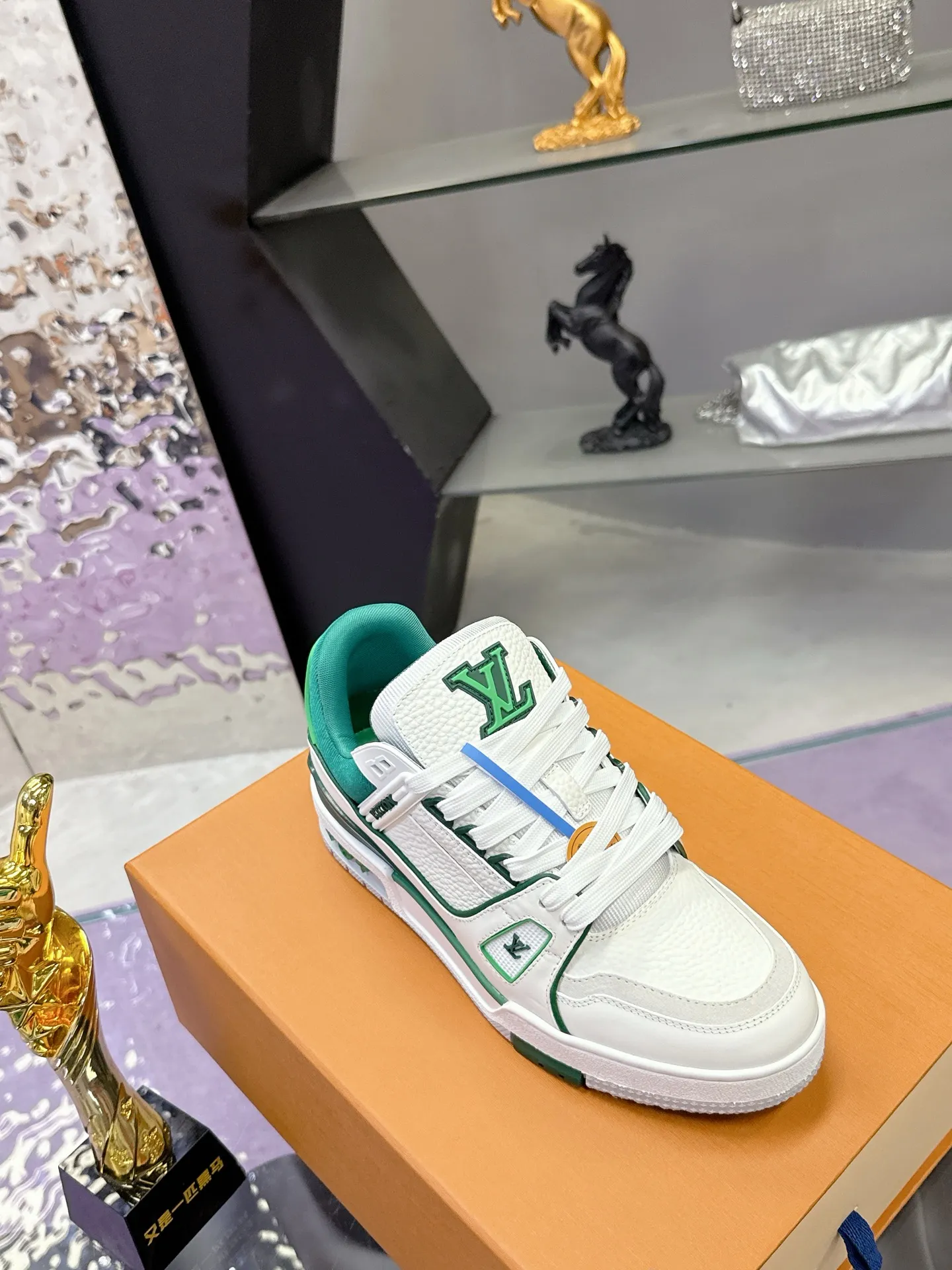 Factory price: 760💰 (latest color) This LV Trainer sneaker is made of grained cow leather, and uses vibrant colors to pay tribute to Virgil Abloh’s original classic inspired by retro basketball shoes. The upper is embellished with rubber LV letters and Vuitton logo, and the outsole is decorated with Monogram flowers. Exquisite packaging at the delivery counter🛍📦 ▪️Fabrics: Original customized first-layer cowhide ▪️Inner lining: Original customized breathable mesh lining ▪️Outsole: Original molded two-color TPU combination outsole ▪️Sole thickness: 3CM ▪️Size: Women's 35-40 Men's 38-46